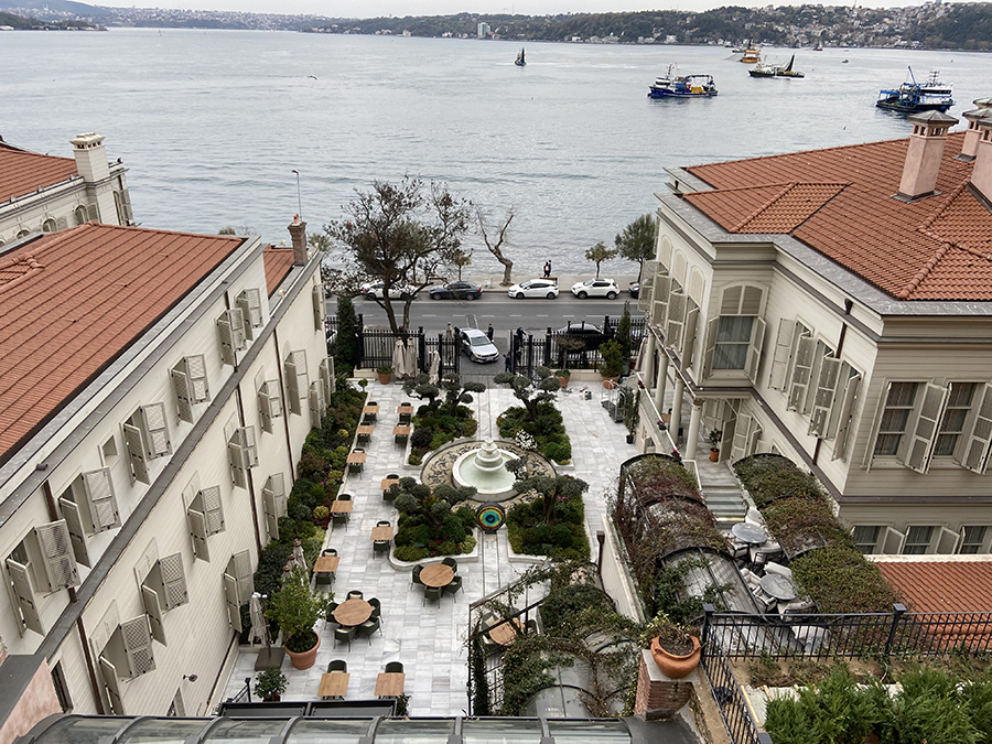 Six Senses - Avlu